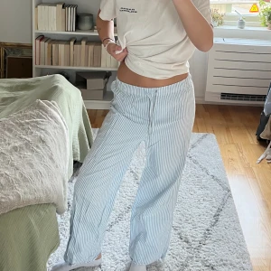 Randiga Pyjamasbyxor - Fåtal gånger använda, säljer pga för korta