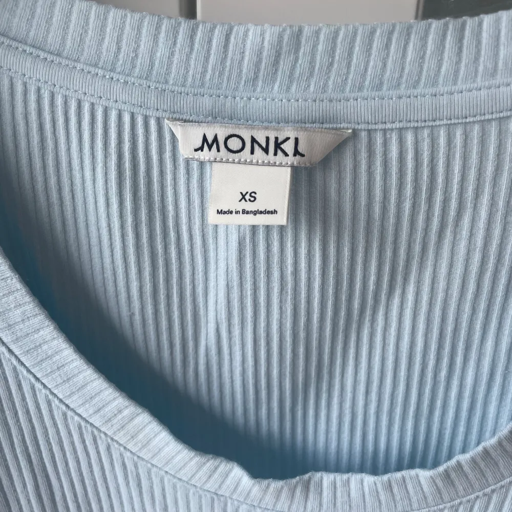 Tröja från Monki med lång ärm, tight modell  strl.xs  Väldigt fint skick . T-shirts.