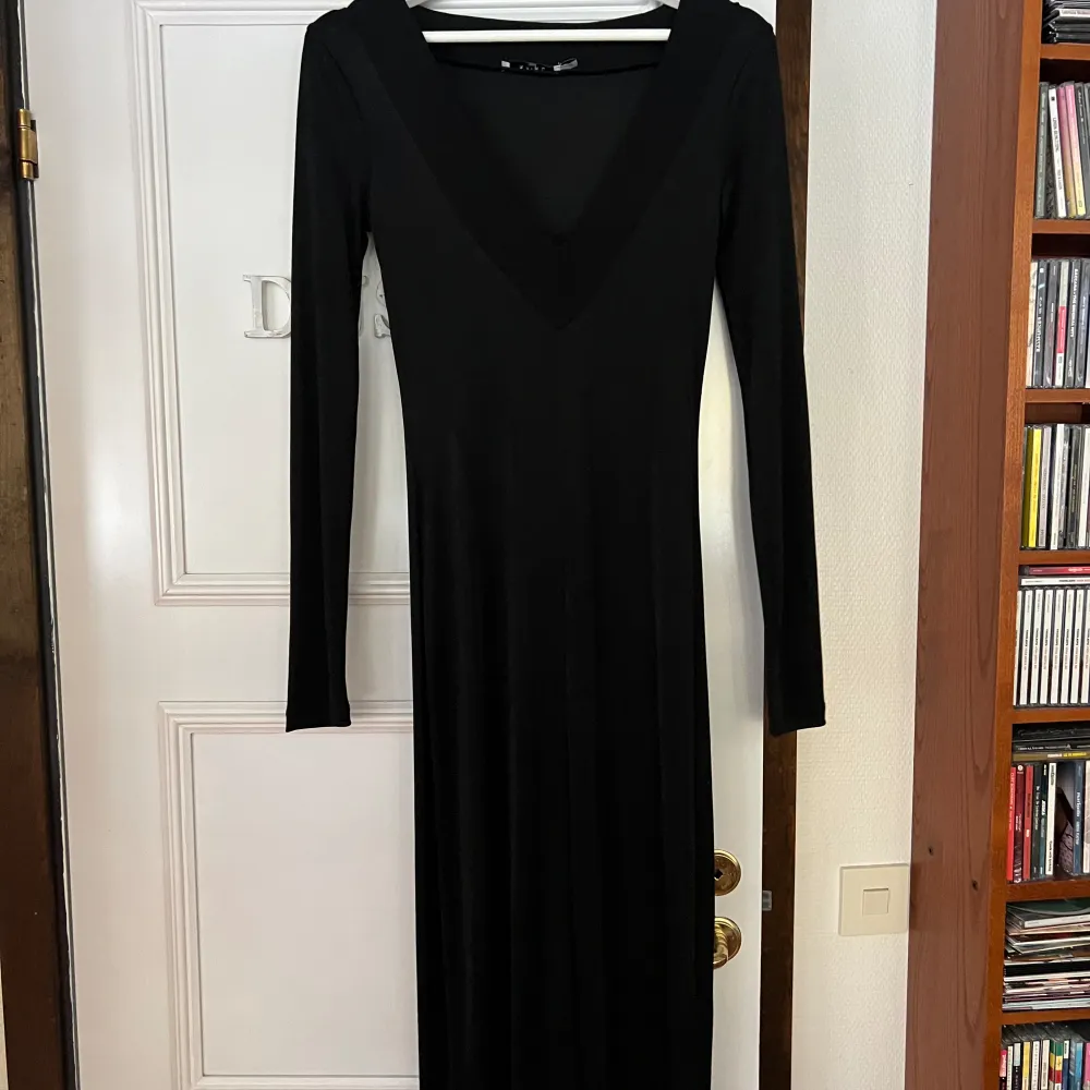 Säljer en svart långklänning, storlek 36 från NA-KD. . Klänningar.