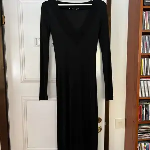 Säljer en svart långklänning, storlek 36 från NA-KD. 