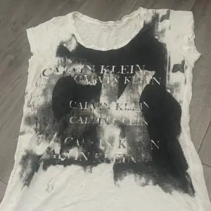 Hej! Nu säljer jag en lite äldre Calvin Klein T-shirt. Den har ett luftigare, mjukt material och går att styla med det mesta!😚😍