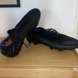 Adidas fotbollsskor i bra skick  Kan även bytas mot skor i storlek 45-46