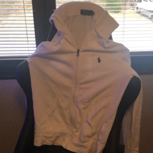 Vit polo zip hoddie  - Storlek xs lite använd och den är äkta, nypris 1 600 mitt pris 500 priser går även att diskutera vid snabb affär 