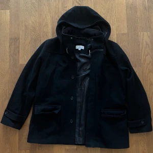 Calvin Klein Kappa - Kappa från Calvin Klein i storlek XL. Använd flertalet gånger, har lite noppror här och där, för övrigt i bra skick.  Frågor/fler bilder? Tveka inte på att skicka ett meddelande 📩