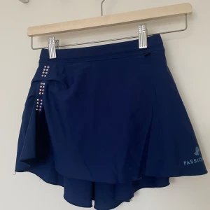 Passionice kjol - En fin Passionice kjol i nyskick. Mörkblå. Storlek 146. Innertrosa. Går ej att köpa från hemsida. Nypris är 600kr men jag säljer för 300kr. 