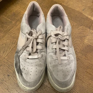 Sage mocka air forces 1 - Ur växta men så snygga. Lite smutsiga men såklart ska de rengöras innan säljning köpta på JD store i Stockholm för cirka 1600 men säljs för 850 pris kan dock diskuteras