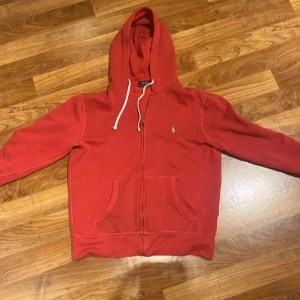Ralph lauren zip - Säljer min snygga Ralph lauren zip up Hoodie då den börjar bli för liten. Använt skick men ser ut som ny. Nypris 800kr. Hör av dig för mer frågor!
