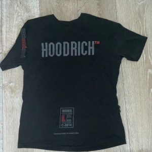 Hoodrich t shirt - Inte säker vilken modell men den är skit snygg!🤩 