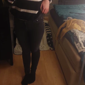 Skinny jeans - Svarta skinny jeans S