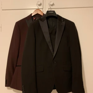 Kostym - 2 kostymer i nyskick som är köpta för nästan 2000kr st. 1200kr/st men kan kan tänka mig att sänka. Har du funderingar fråga bara. Båda är S . Vinröd/ svart kostym perfekt till fest, student eller annat