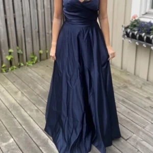 Balklänning blå - Mörkblå balklänning, mycket bra skick 🥰 jag är 170, men passar även kortare. Storlek S