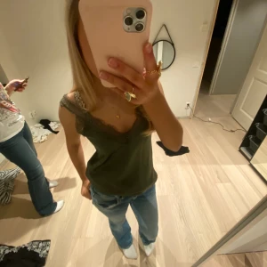 Spets linne - Så vackert spets linne! Så fint ni till våren eller sommaren💗Använd 2 gånger, så nästan som nytt! Inga skador eller defekter🌸