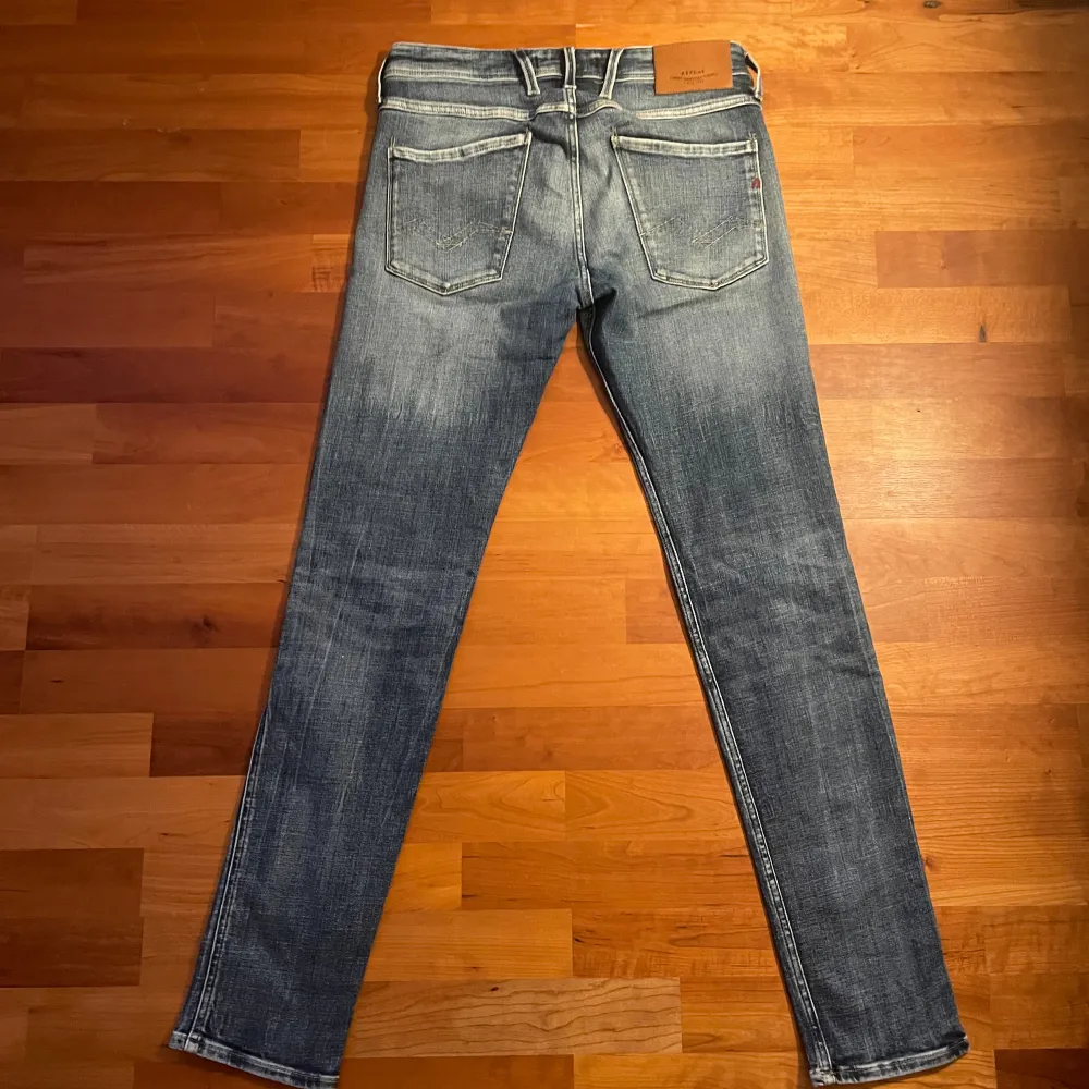 Säljer ett par sjukt sköna snygga jeans från replay för 499kr. Storlek: 31, modell: ANBASS, skick: 9/10.. Jeans & Byxor.