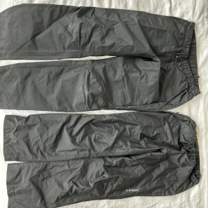 överdragsbyxor från everest🥰 - OBS!! SÄLJS SEPARAT FÖR SAMMA PRIS!!  den högra är i storlek 36 medan den till vänster är i 40. inga defekter och de båda har fickor på sidan🥰 kontakta för frågor!!❤️