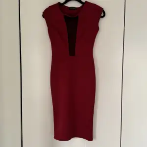 Otroligt snygg vinröd klänning med transparent svart tyg på överdelen.  S men skulle säga att den passar en XS-S.   Säljer den då den ej kommit till användning och blivit för liten. 