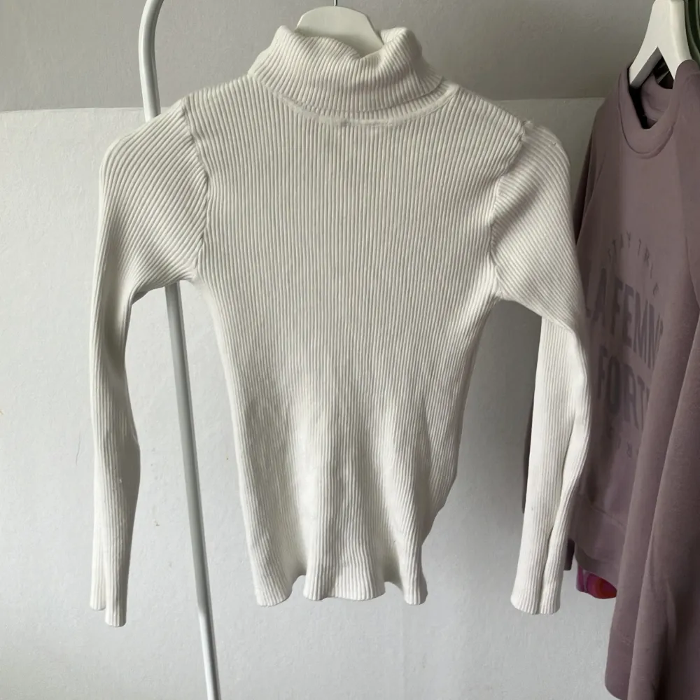 Tight och fin med en crewneck men kommer tyvärr inte till användning. Neuletakit & Villapaidat.