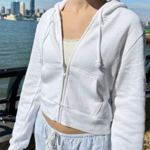 Vit Brandy Melville zipup - Vit zipup från Brandy Melville. Storlek S som även passar XS, i bra skick utan defekter. 🌟