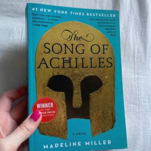 The song of achilles av Madeline Miller på engelska. Det är en retelling av Achilles. Läst men i fint skick! 
