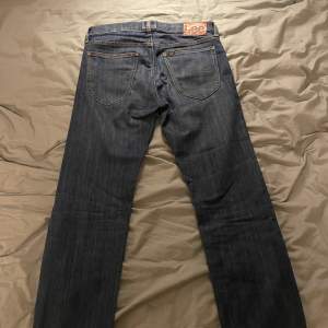Säljer ett par fina blå Lee jeans som typ aldrig kom till användning, straight leg storlek W32 L32 passar till in princip allt. Skick 9/10, mitt pris 450kr.