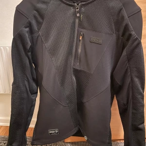 Knox skyddsjacka  - Skyddsjacka för mc MK2 Jättefint skick. Använd ca 5 gånger Storlek 3XL. (Satt perfekt på mig 187cm o 110 kg) Tror jag köpte den för 3300kr