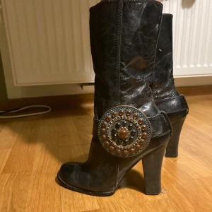 coola klackar - nice klackar med detalj, på rna foten har några av diamanterna dock rammlat av, välldigt fint inne tyg på skorna