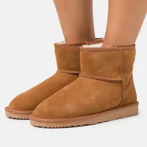 Säljer dessa sjukt snygga uggs frpn even & off❤️ bra skick och nypris 559kr❤️