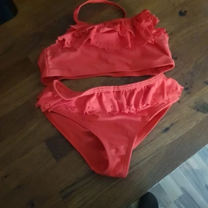 Söt barnbikini - Andvänd 1 gång så väldigt fin ej solblekt åt röd/korall hållet i frärg