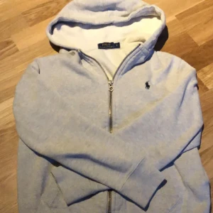 Ralph Lauren zip up - Säljer nu min fina Ralph zip up då den inte kommer till användning, skicket är som nytt och den är självklart äkta 🩷
