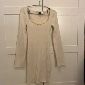 En vit klänning från H&M den är aldrig använd och är lite genomskinlig men om man har nåt beige färgat under är det inga problem. Den är i storlek S/Hör av dig om du är intresserad 
