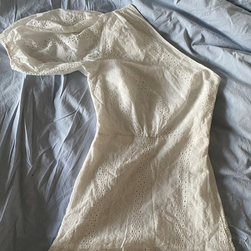 Jättefin vit klänning från NA-KD, som är köpt här på Plick men säljer då den var för liten för mig. Storlek 38, men skulle säga att den är liten i storleken. Den är även insydd i överdelen, men det är lätt att ta bort. Skriv för frågor💗. Klänningar.
