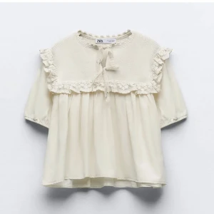 Zara topp - Säljer denna jättegulliga tröjan från zara❤️ använd fåtal gånger och inga defekter❤️ skriv vid frågor eller intresse❤️