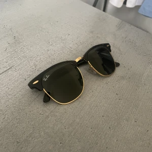 Ray-Ban solglasögon  - Säljer mina Ray-Ban Clubmaster solglasögon som är perfekta till sommaren