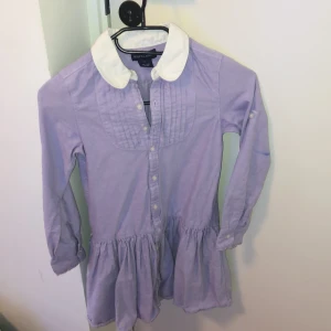 Lila Ralph Lauren klänning  - Lila Ralph Lauren klänning som är i bra skick nästa aldrig använd.