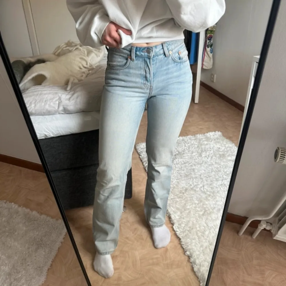 Ljusblåa jeans i modellen ”Pin” i storlek w26 L32. Som en Small. Mycket bra skick!. Jeans & Byxor.