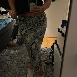 Lån maxi kjol - Jättefin silkes kjol i mönster, säljer den pga inte min stil längre🤭