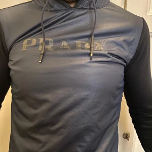 Prada Hoodie - Passar S  Använd men bra skick  Sällsynt från Prada 2016 collection