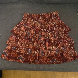 Mönstrad kjol - Säljer min sommarkjol från Lindex då den inte kommer till användning. Den har ett litet håll på baksidan men det är inget man ser (se bild 2) då hålet smälter in i mönstret. Pris kan diskuteras. 💕