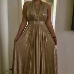 Balklänning - Storlek L. Finns några små fläckar som inte syns.kan skicka bild. Köpt på plick men har hittat en annnan så säljer därför vidare😊