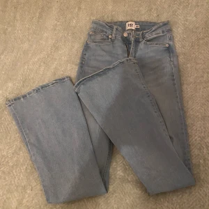 Bootcut/flared jeans - Supersnygga ljusblå bootcut/flared jeans från lager 157. Använda fåtalgånger, men kommer ej till användning längre. Ser precis ut som nya och formar sig superfint då de är i stretchiga material.💕  Hör av dig vid frågor eller tryck gärna på köp nu!☺️