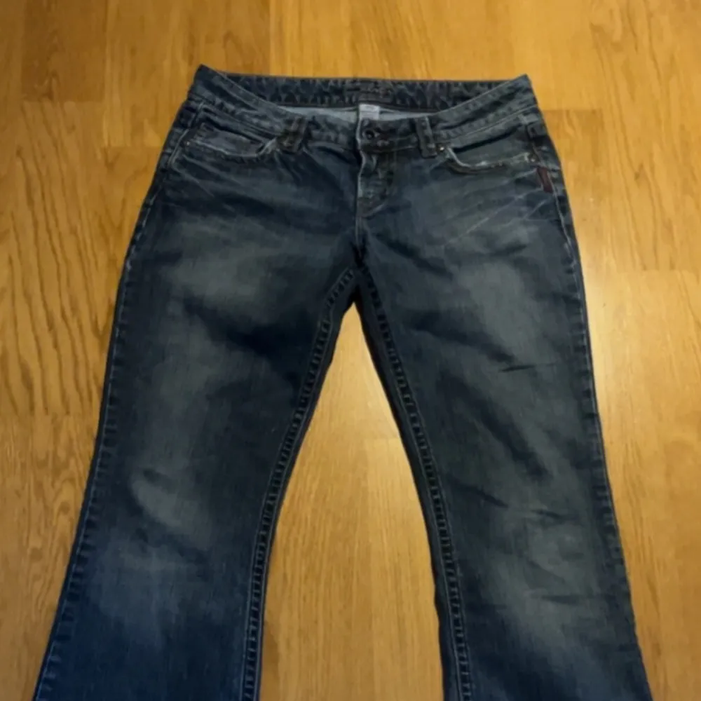 Skit snygga trendiga jeans som tyvärr är för långa för mig som är 156.. Jeans & Byxor.