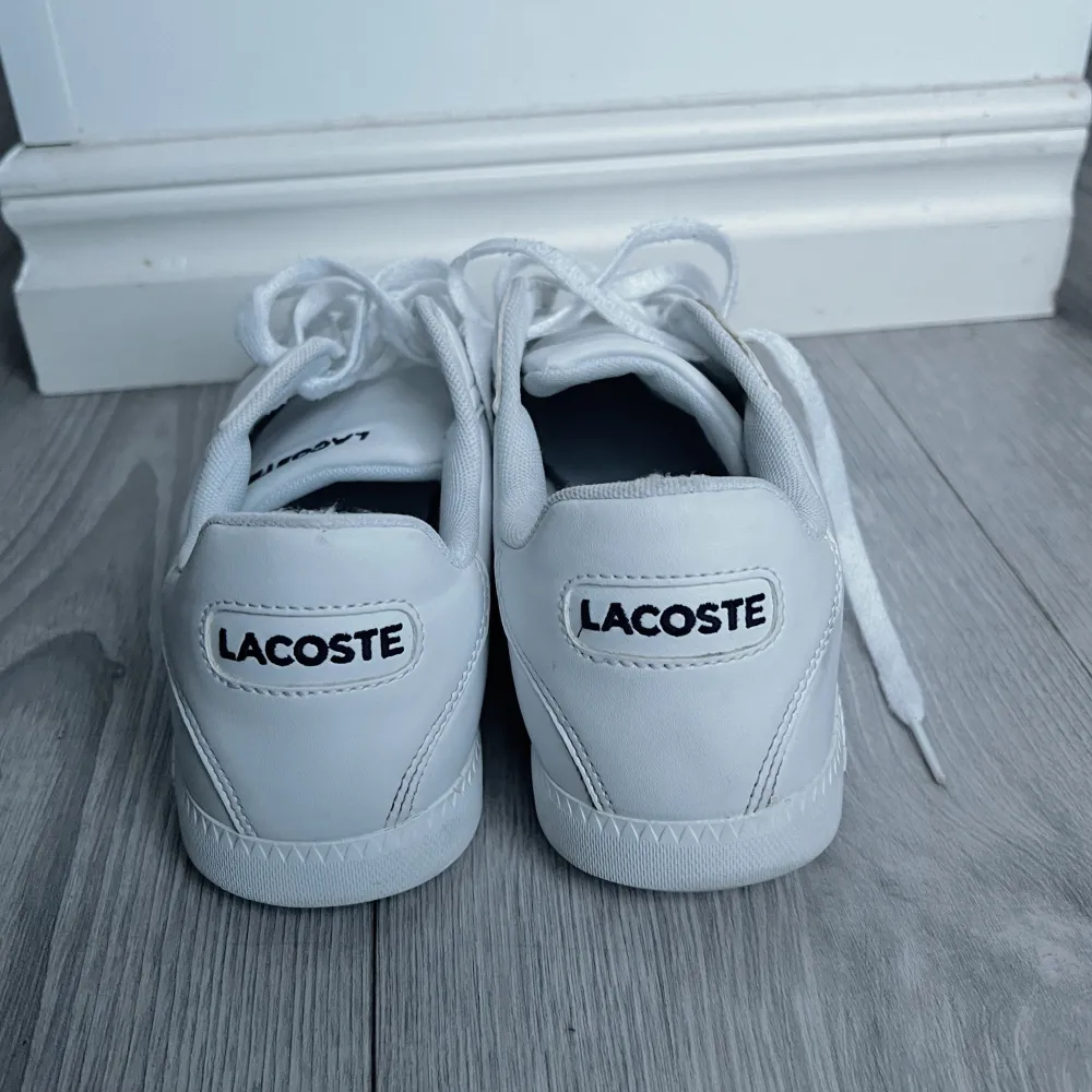 Lacoste skor använda 2 gånger, perfekt till sommaren. Köpta för 1100, pris kan diskuteras . Skor.