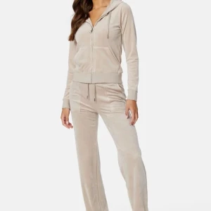 Juicy couture beige hela settet - Säljer mitt beiga juicy sett då jag ej använder det längre. Det är i bra skick och storlek xs i båda. Säljer hela settet för 800kr men pris kan diskuteras vid snabba köp💕 skriv privat för flera bilder 