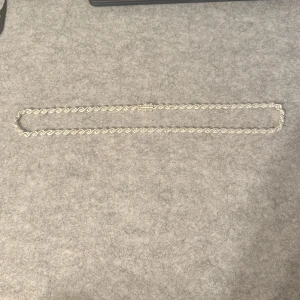 Silver kedja cordel 6mm -  Väldigt fin kedja helt ny använts 1 vecka  den är  robust glansig och en kedja som är väldigt fin inför sommaren  