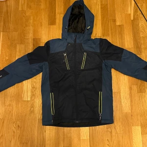 Jacka. Storlek S/176. - Ny jacka i storlek 176/S. Finns att hämta i Karlstad. Jag har telefonummer 076-397 61 89. 