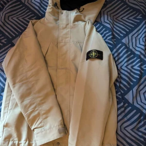 Stone island windbreaker - Använd några gånger under våren och hösten, annars är det inga håll eller fläckar, skick 9/10, färgen är lite grön med beige, typ hudfärg 