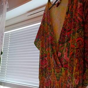 En bekväm färglad klänning från Indiska🫶🏼 Passar perfekt som den är på en varm sommardag men även på en kallare höstdag med tights eller jeans🤩
