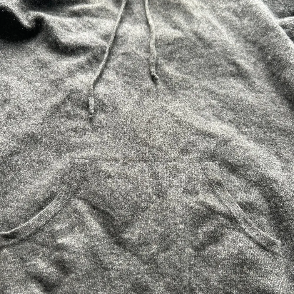 Tjena! Säljer nu min riktigt schyssta och eftertraktade davida cashmere hoodie i färgen grå. Storlek S och är i mycket bra skick. Tveka inte på att höra av er vid frågor eller funderingar! finns inga stora defekter, ett minihål som inte syns vid anvä. Skjortor.