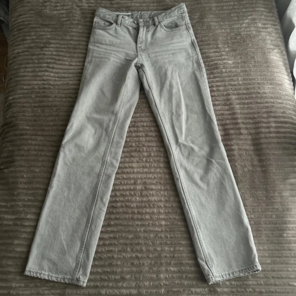Ett par jättefina jeans från Gina tricot🤍Inrebenslängd : 78cm Midjebredd : 37-39cm Ända defekten är egengjord snöre igenom för att göra midjan tightare och lappen på baksidan, men har sytt in den igen så det märks inte ens🤍. Jeans & Byxor.