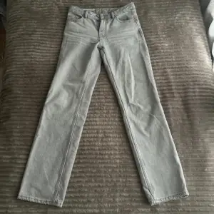 Ett par jättefina jeans från Gina tricot🤍Inrebenslängd : 78cm Midjebredd : 37-39cm Ända defekten är egengjord snöre igenom för att göra midjan tightare och lappen på baksidan, men har sytt in den igen så det märks inte ens🤍