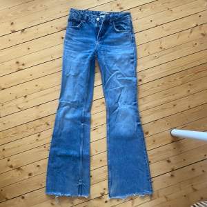 Säljer dessa midwaist zara jeans som blivit för små på mig, dem är avklippta men fortfarande fina. Midjemåttet rakt över är 36 cm och innerbenslängden är 82💕💕💕💕Skriv för fler frågor🩷🩷